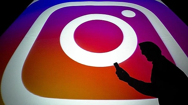 Türkiye’de, Instagram’a erişim engeli getirilmiş ve yaklaşık 10 gün kapalı olan sosyal medya platformu, yapılan görüşmeler sonrasında yeniden açılmıştı. Instagram’ın kapatılmasına sebep olarak İsrail tarafından katledilen İsmail Haniye için atılan taziye mesajlarını silmesi gösterilmişti. Yeniden erişime açılan Instagram, Diyanet İşleri Başkanı Ali Erbaş’ın ayrı zamanlarda paylaştığı iki gönderiyi de sildiği ortaya çıktı. Diyanet’in basın müşaviri, paylaşımların ortak noktasının “Siyonist” kelimesi olduğunu iddia etti.