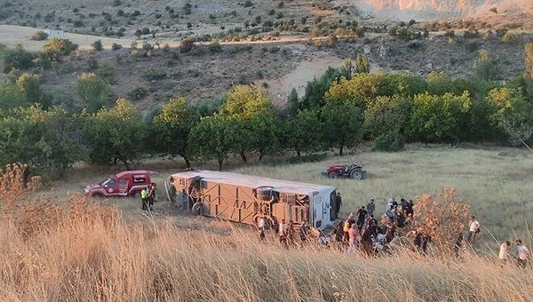 Olay yerine çok sayıda sağlık, AFAD, itfaiye ve jandarma ekibi sevk edildi. Kazada 22 kişi yaralandı. Yaralılardan 3'ünün durumunun ağır olduğu belirtildi. Kazaya ilişkin soruşturma başlatıldı. Sosyal medya hesabından paylaşımda bulunan Sağlık Bakanlığı, "Malatya Akçadağ mevkiinde meydana gelen otobüs kazasında 22 kişi yaralanmıştır. Yaralılarımızın tedavisi hastanelerimizde devam etmektedir. Vatandaşlarımıza acil şifalar dileriz" diye yazdı.