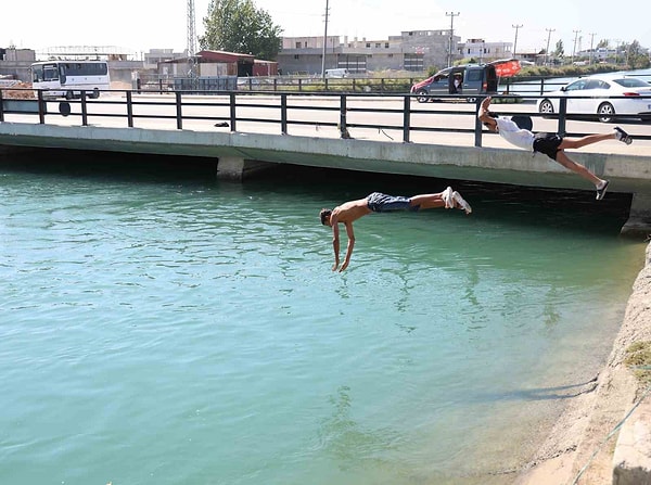 Sulama kanalında yüzen 17 yaşındaki Mehmet Karataş, "Adana sıcak olduğu için suya girmekten korkmuyoruz. Serinlemek için mecbur suya giriyoruz. Burada yüzmeyi bilmeyenler boğuluyor. Yüzmeyi bilenler için sorun olmuyor. Bizler kendimizi kurtaracak kadar yüzme biliyoruz. Yorulunca dinleniyoruz sonra tekrar suya giriyoruz" dedi.