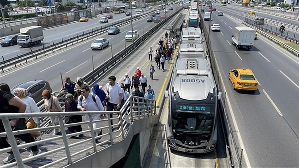 Ayrıca açıklamada, çalışma bilgileri, metrobüs araçlarında ve duraklarda anons ve duyurularla yolculara hatırlatılacağı bilgisi de verildi.