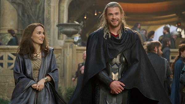 Başrollerini Chris Hemsworth, Natalie Portman ve Tom Hiddleston'un oynadığı film, Kara Elfler evreni karanlığa çekmeye çalıştığı sırada Thor'un doktor Jane Foster ile birlikte kişisel ama bir o kadar da tehlikeli bir yolculuğa çıkmasını konu alıyor.