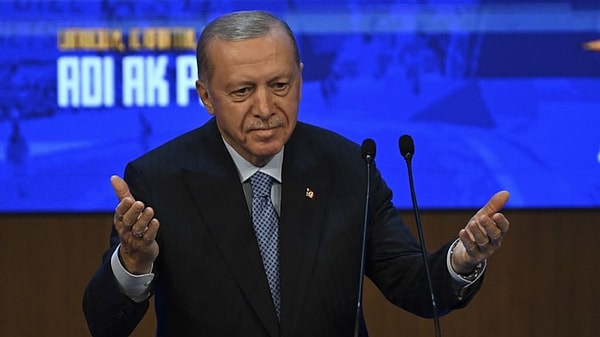 Farklı partilerden AK Parti’ye katılan milletvekilleri ve belediye başkanları açıklandı. AK Parti'ye katılan isimlere rozetleri Cumhurbaşkanı Recep Tayyip Erdoğan taktı.