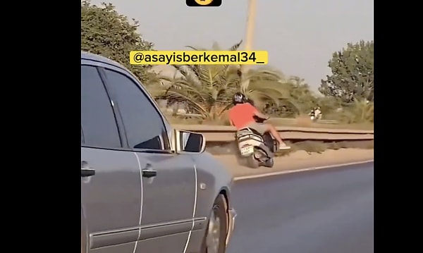 Antalya'da bir anlık dalgınlıkla bariyerlere çarpan motosiklet sürücüsü dalgınlığının bedelini çok ucuz atlattı.