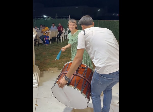 Bir davulcu, çalıştığı nişan töreninde down sendromlu bir kızın tek başına eğlendiğini gördü.