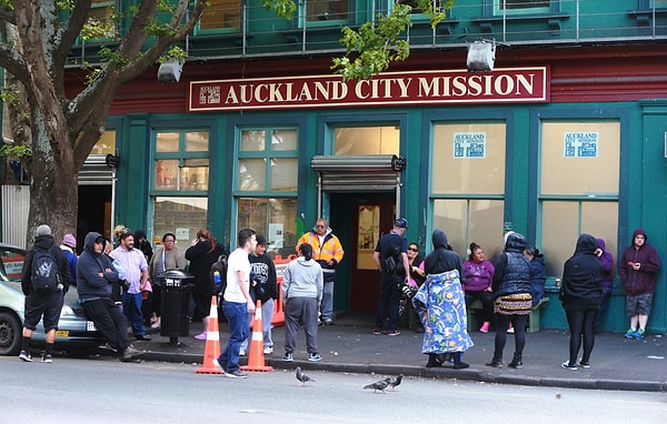 Yeni Zelanda'nın Auckland bölgesinde evsizlere yardım eden Auckland City Mission adlı hayır kurumu, yanlışlıkla 'ölümcül dozda' metamfetamin içeren şeker dağıttı!