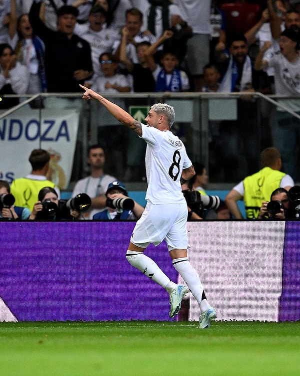 Polonya’da oynanan mücadelede Real Madrid, Valverde ve Mbappe’nin golleriyle karşılaşmayı 2-0 kazanarak kupanın sahibi oldu.