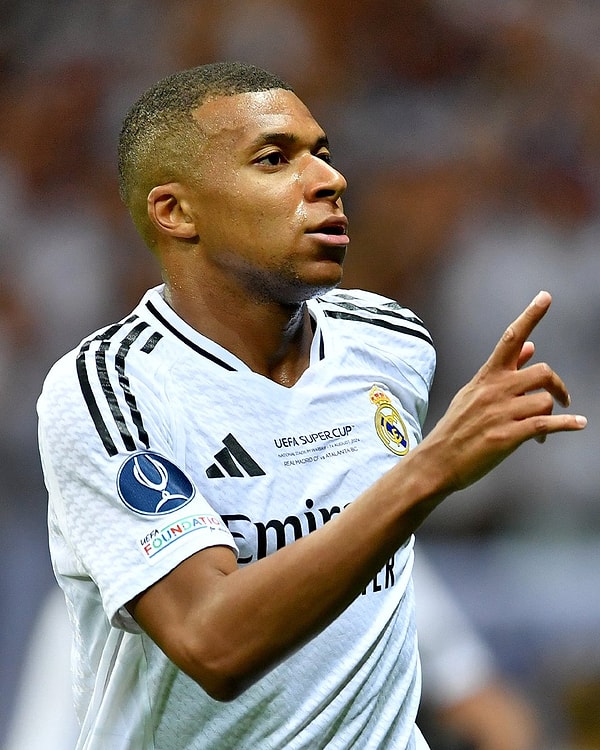 Sezon başında Real Madrid’de transfer olan Fransız süper yıldız Mbappe ise yeni takımıyla çıktığı ilk maçta golünü atmayı başardı.