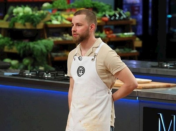 1. MasterChef Türkiye'de Deniz'e sarfettiği sözlerle tebrikleri toplayan Alper, blendera elini kaptırmasıyla içimizi sızlattı. Daha önce aynı durumu yaşayan eski yarışmacı Sefa'dan Alper'e destek gecikmedi.