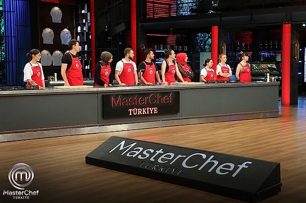 12. MasterChef'te yeni sezon yarışı hızla başladı. İlk haftanın elenen ismi Serhat oldu. Şimdi de yedeklerden ana kadrıya girecek isimler merak ediliyor. Kulislerden sızan bilgiye göre kadroya girecek iki yedek isim belli oldu.