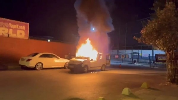 Edinilen bilgiye göre, İstanbul'un Kadıköy ilçesi Zühtüpaşa Mahallesi Münir Nurettin Selçuk Caddesi üzerinde saat 02.00 sıralarında seyir halindeki hafif ticari araçta yangın çıktı.