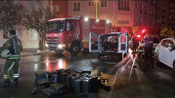 İddiaya göre, hafif ticari araç içerisinde taşınan scooter bataryaları bilinmeyen bir nedenle alev aldı.