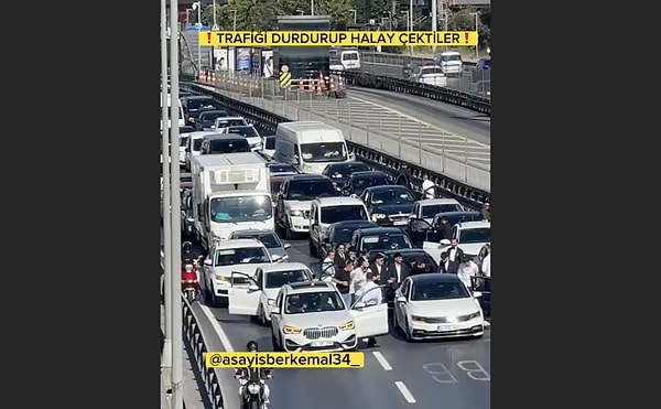 İstanbul'da bir grup, akan trafikte araçlarını durdurarak halay çekti.