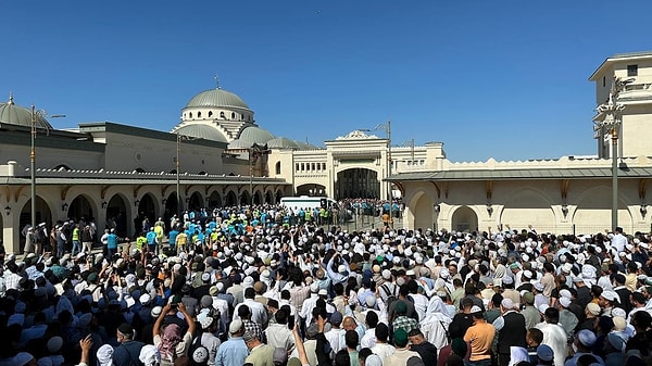 Adıyaman'ın Kahta ilçesinde bulunan Menzil 'köyü'nde binlerce müritle lüks içinde yaşayan Menzil Tarikatı şeyhlerinin kerametlerinin anlatıldığı bir video paylaşıldı.