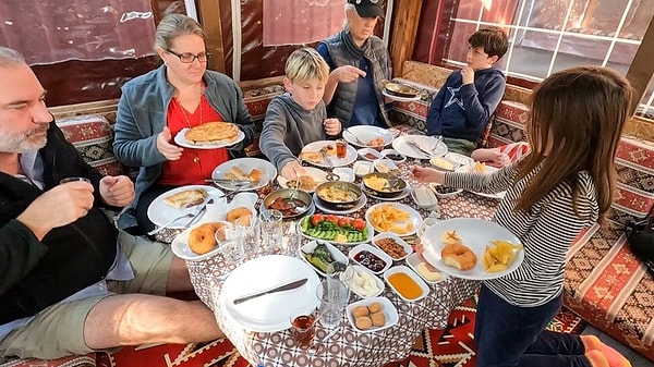 2. Şimdiden afiyet olsun! 😋 Bu kahvaltı sofrasında kimleri görürüz?