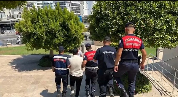 Edinilen bilgiye göre, Antalya başta olmak üzere birçok il ve ilçede dolandırıcılık nedeniyle hakkında 50 ayrı suç kaydı bulunan ve 27 yıl kesinleşmiş hapis cezası bulunan Fırat Sedat Yıldırım’ın Marmaris’te olduğu tespit edildi.