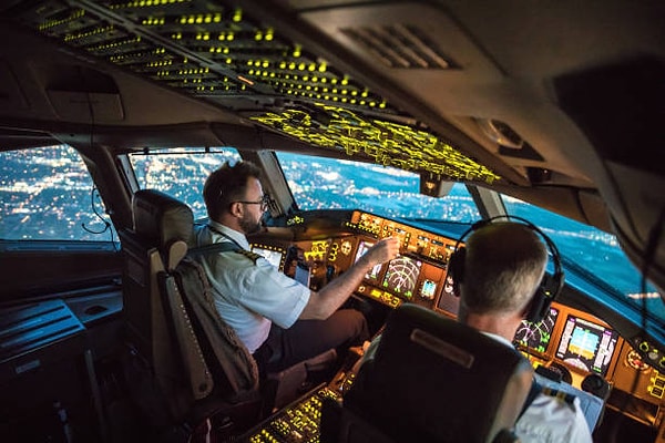 Flightdeck'in anlamı ise kokpit demektir.