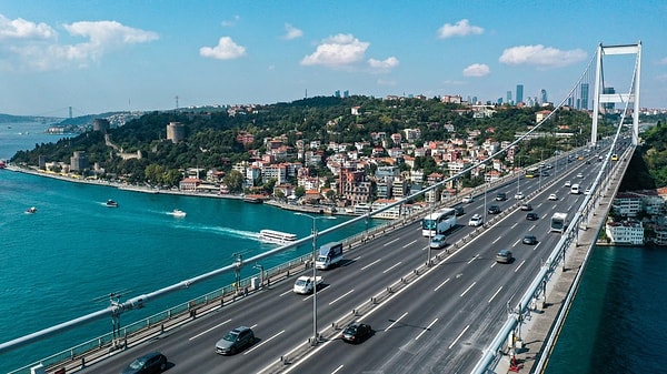 Karayolları Genel Müdürlüğü (KGM), köprü ve otoyol geçiş ücretlerinin 16 Ağustos itibariyle yeniden düzenlendiğini duyurdu. Yeni tarifeler ise cep yakıyor.