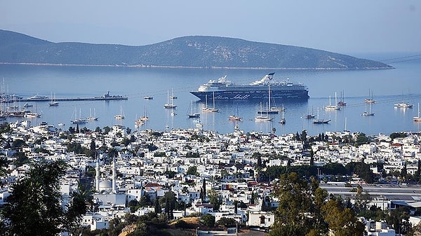 “Sanki Türkiye’nin her yeri çok ucuzmuş da sadece Bodrum pahalı gibi bir algı yürütüldü. Ülkemiz maalesef enflasyondan, girdi maliyetlerinden dolayı maalesef eskiye nazaran daha pahalı. Turizmde Avrupa’da, özellikle Akdeniz çanağında birçok rakibimiz var ve bu ülkelerde enflasyon yok veya tek haneli, bizde iki üç haneli.”