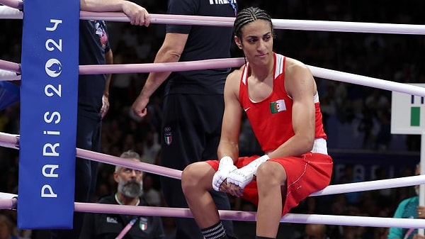 Imane Khelif, dünyayı dize getirirken bir yandan da hakkında çıkarılan cinsiyet tartışmalarıyla boğuşuyordu. Çocukluk fotoğrafını göstermek zorunda bırakılan Khelif, rakiplerini tek tek geçerek altın madalyaya ulaştı.