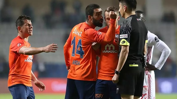 Hakemlerle yaşadığı diyaloglara da değinen Arda Turan, Başakşehir formasında uzun bir dönem ceza almasına neden olan "tartaklama" olayına, "Birçok yanlışım var, faiz kararı ile ilgili yaptığım yorumda yanlışım, hakeme saldırma konusunda yanlışım. Çok yanlışım oldu" dedi.