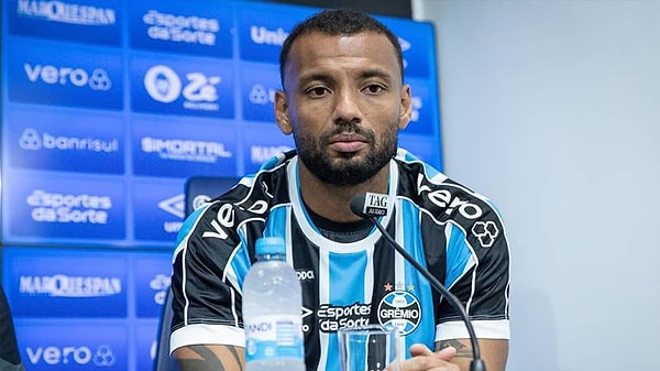 Gremio'daki performansıyla da göze giremeyen Brezilyalı oyuncunun sözleşmesi gereği Fenerbahçe'ye dönmesi bekleniyordu. Ancak beklenen olmadı, Pedro geri dönmedi. Brezilya'dayken bunalıma girdiği söylenen Joao Pedro için depresyon iddialarının yanında ıssız bir bölgeye taşındığı da konuşuluyor.