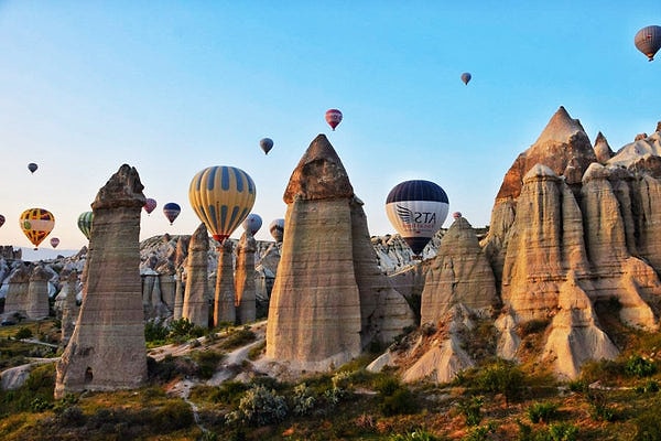 Hititler, Bizans, Persler, Selçuklu, Osmanlı ve daha pek çok medeniyete ev sahipliği yapan Kapadokya'da gerçekleştirilen reklam çalışması tepki çekti.