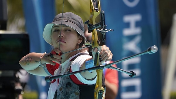 Mobbinge uğradıkları, oklarının ayarlarının bile başarısız atış yapmaları için bozulduğunu söyleyen sporcular, Milli Takım Antrenörü Göktuğ Ergin'in de kendinlerine sıklıkla "kendinizden bahsetmeyin, başarılarımız federasyonumuz sayesinde" şeklinde açıklama yapın diyerek baskı yaptığını söylediler.