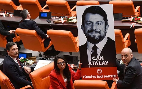 TBMM Genel Kurulu, TİP'ten Hatay milletvekili seçildikten sonra vekilliği düşürülen ve AYM kararına rağmen cezaevinde tutulan Gezi hükümlüsü Can Atalay'ın durumunu görüşmek için olağanüstü toplandı.