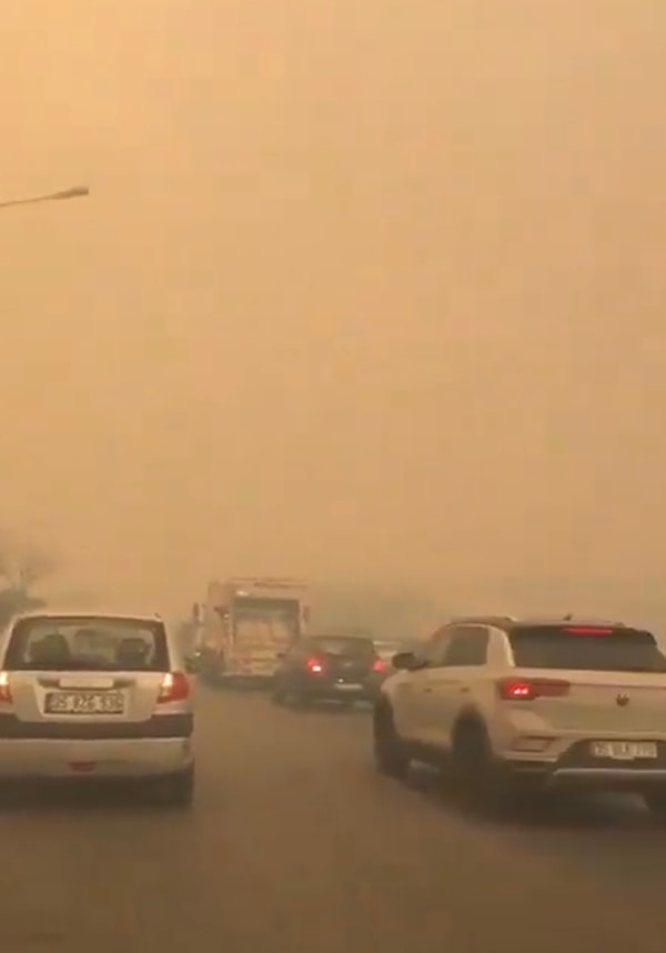 Yangının şehir merkezine olan etkisini vatandaşlar kayda alarak paylaştı.