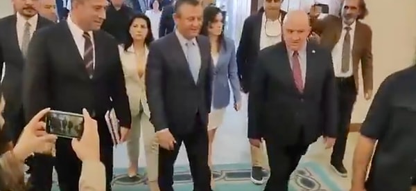 CHP lideri, Meclis’te TİP Milletvekili Can Atalay’ın vekilliğinin geri verilmesi için yapılacak oturuma katılmak için ayağındaki özel aparatla Meclis’e geldi.