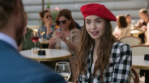 Lily Collins'in hayat verdiği Emily Cooper'ın tam üç sezon boyunca Paris'te moda ve aşk üzerine verdiği mücadeleyi anlatan dizi, hayranları tarafından yine ve yine büyük ilgi gördü.