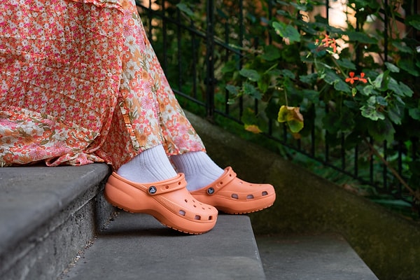 Peki bugünlerde bu denli meşhur olan Crocs'un tasarımının, ilk olarak kurucu ortakları tarafından 'çirkin' bulunduğunu biliyor muydunuz?