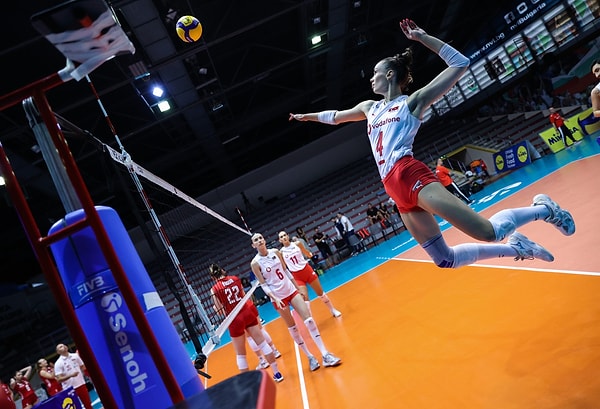 Yarı finalde Polonya ile karşılaşan 'Genç Sultanlar', güçlü rakibini 25-14, 22-25, 25-17 ve 25-18'lik 4 set sonunda 3-1 mağlup etmeyi başardı ve finale yükseldi.