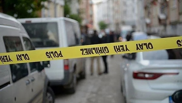 Şüpheli kendisini yakalamak isteyen 61 yaşındaki M.L'yi de yaraladıktan sonra olay yerinden kaçtı. Sağlık ekiplerince hastaneye kaldırılan yaralılardan F.Ü, buradaki müdahale sonrası başka bir hastaneye sevk edildi.