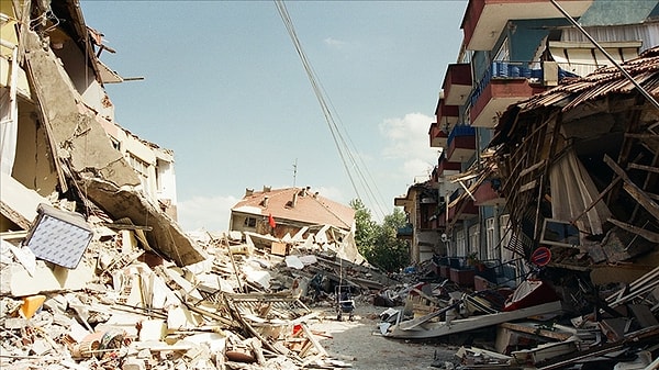 17 Ağustos 1999, saat gece 03.02'de Türkiyenin kuzeybatısı büyük bir sarsıntıyla uyanmıştı.