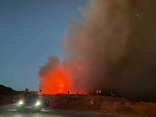 Bakan Yumaklı, Karşıyaka'da başlayan başka bir yangının ardından açıklamalarda bundu. Yumaklı, yangının piknik yapmak için ateş yakan kişilerden dolayı çıktığını aktardı.