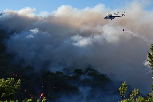 Yangınla mücadelede bugün 4'üncü güne girildi. Boyalı ve Kayacık mahallelerinde devam eden yangınlara müdahale, 7 uçak, 18 helikopter, 61 arazöz, 17 su ikmal aracı, 8 iş makinesi, 7 ilk müdahale yer ekibi, 50 teknik eleman olmak üzere 500 personel ile devam ediyor.