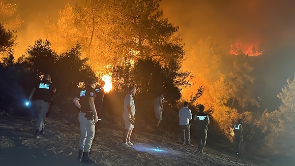 Muğla Milas’ta ise çıkan orman yangınına ekiplerin müdahalesi sürerken, ekipler yangının büyümesini engellemek için yoğun mücadele veriyor. Yangın bölgesine yakın alanda zeytin ağaçları olduğunu söyleyen çiftçi Yüksel Karaca da "Vallahi ciğerimiz yandı. Yandık, yandık bitti abi, çok kötü olduk. Hele şu canlılar, dağlar yok oldu. Ben 55 yaşındayım, bildim bileli bu çamlar burada. Bir daha ne zaman gelecek bu ağaç? Burada zeytinliklerimiz var, yangın geldi yanaştı zaten" diye konuştu.