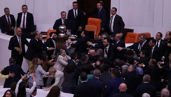 Dün Meclis’te TİP Milletvekili Ahmet Şık’ın yaptığı konuşma sonrasında AK Parti vekilleri kürüsüyü işgal etmiş ve başta Alpay Özalan olmak üzere birçok vekil Şık’a saldırmıştı.