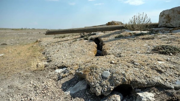 Konuya ilişkin açıklamalarda bulunan Konya Teknik Üniversitesi’nden Doç. Dr. Arif Delikan, “ 4-5 metre derinliğe ulaşan yarıklar oluşuyor, oluşmaya devam edecek” dedi.