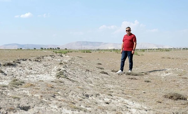 ''Bunların geçtiği yollarda deformasyon, yarıklar ve çökmeler meydana geliyor'' diyen Doç. Dr. Delikan, sözlerine şöyle devam etti: ''Ulaşım hatlarında, yer altı hatlarında, yer altındaki enerji hatlarında tabanlarını boşaltabiliyor ve onları deformasyon oluşmasına sebep olabiliyor. Yüzey enerji nakil hatlarında eğilmelere ve en kötüsü yapı stoklarının altından geçerse onlar da çatlamalara ve deformasyonlara sebep olabiliyor. Bunların büyüklüğüne göre veya çöküm hızına göre de yapılarda yıkılma ya da büyük çatlaklar oluşturup yüzeydeki tüm yapı stoklarına zarar veriyor.''