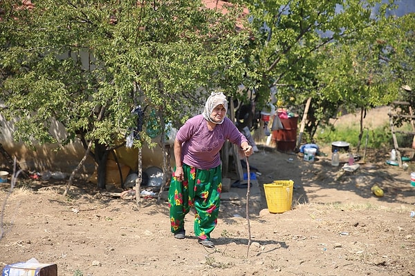 Tedbir amacıyla boşaltılan Salihli'deki Kale Mahallesi'nde yaşayan Karaağaç (70), 14 Ağustos'ta çıkan yangının mahalleye doğru yaklaştığını fark edince tırmıkla evin etrafındaki kuru otları temizledi. Bu sayede evin çevresinde etkili olan alevler, eve ulaşamadı.