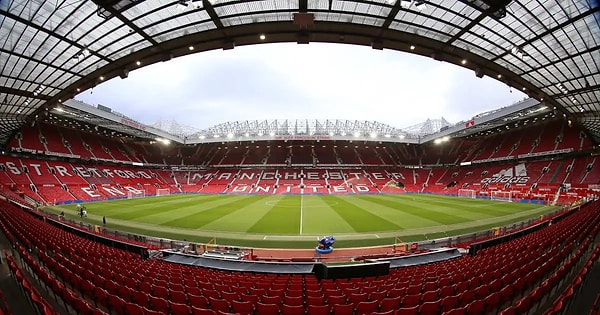 İngiltere futbolunun önemli noktalarından olan Old Trafford, namı diğer Düşler Tiyatrosu dün gece tribünde yaşananlarla ve saha içindeki seyir keyfiyle değil kilometrelerce ötedeki izleyicileri ile gündeme geldi.