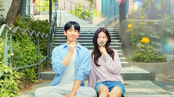 Jung Hae-in ve Jung So-min'in başrol oynadığı Güney Kore yapımı 'Love Next Door' dizisi ilk bölümüyle Netflix'te gösterime girdi.