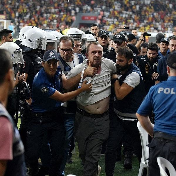 Ali Koç'a saldırdıktan sonra gözaltına alınan Fatih Özkan'ın daha önce olaylı Göztepe - Altay maçında da adının geçtiği öğrenildi. Savcının Özkan'a "kasten öldürmeye teşebbüs suçuna yardım'dan cezalandırılma" talep ettiği öğrenildi.