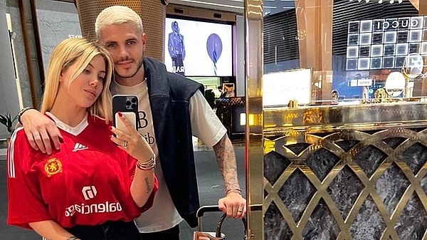 Boşanmalarıyla gündeme gelen fakat sürekli birbirlerine yönelik hamlede bulunan Icardi ve Wanda Nara iklisi yine ve yeniden şoke eden bir hamleyle konuşuldu. Sahneye çıkan Wanda Nara'nın herkesin içinde başka bir erkeği dudağından öpmesi gündeme oturdu.