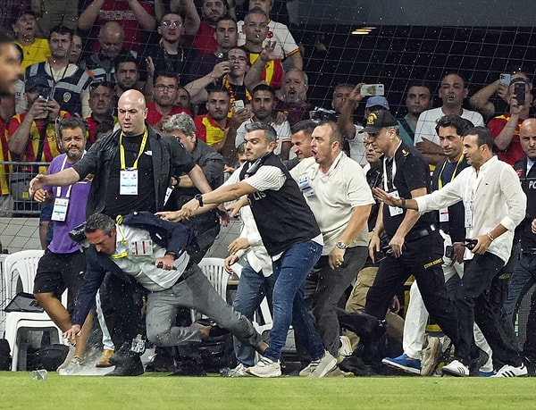 Fenerbahçe, Süper Lig’in ikinci haftasında deplasmanda Göztepe ile 2-2 berabere kaldı.