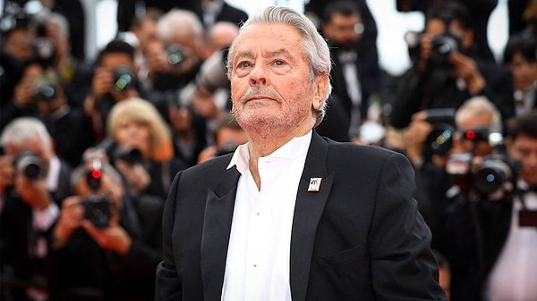 Alain Delon'un çocuklarının AFP'ye bildirdiğine göre Fransız sinemasının efsanesi hastalıkla mücadele ederken 88 yaşında hayatını kaybetti.