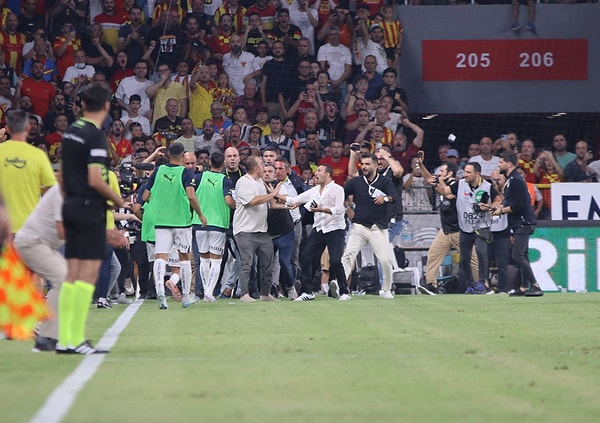 Fenerbahçe Başkanı Ali Koç, stadyuma giremeyen sarı-lacivertli taraftarlarına destek olmak amacıyla deplasman tribününe gitmiş, Göztepe seyircisi kendisine şişe ve yabancı maddeler atmıştı.