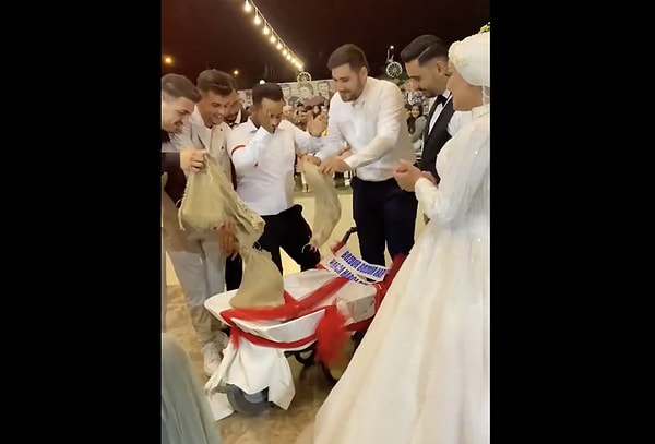 Kendi aralarında çok eğlendikleri bu sürpriz sosyal medyada pek hoş karşılanmadı.